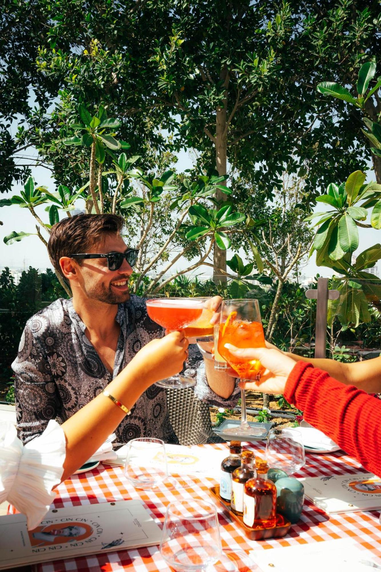 Five Jumeirah Village Dubái Exterior foto A man drinking a spritz