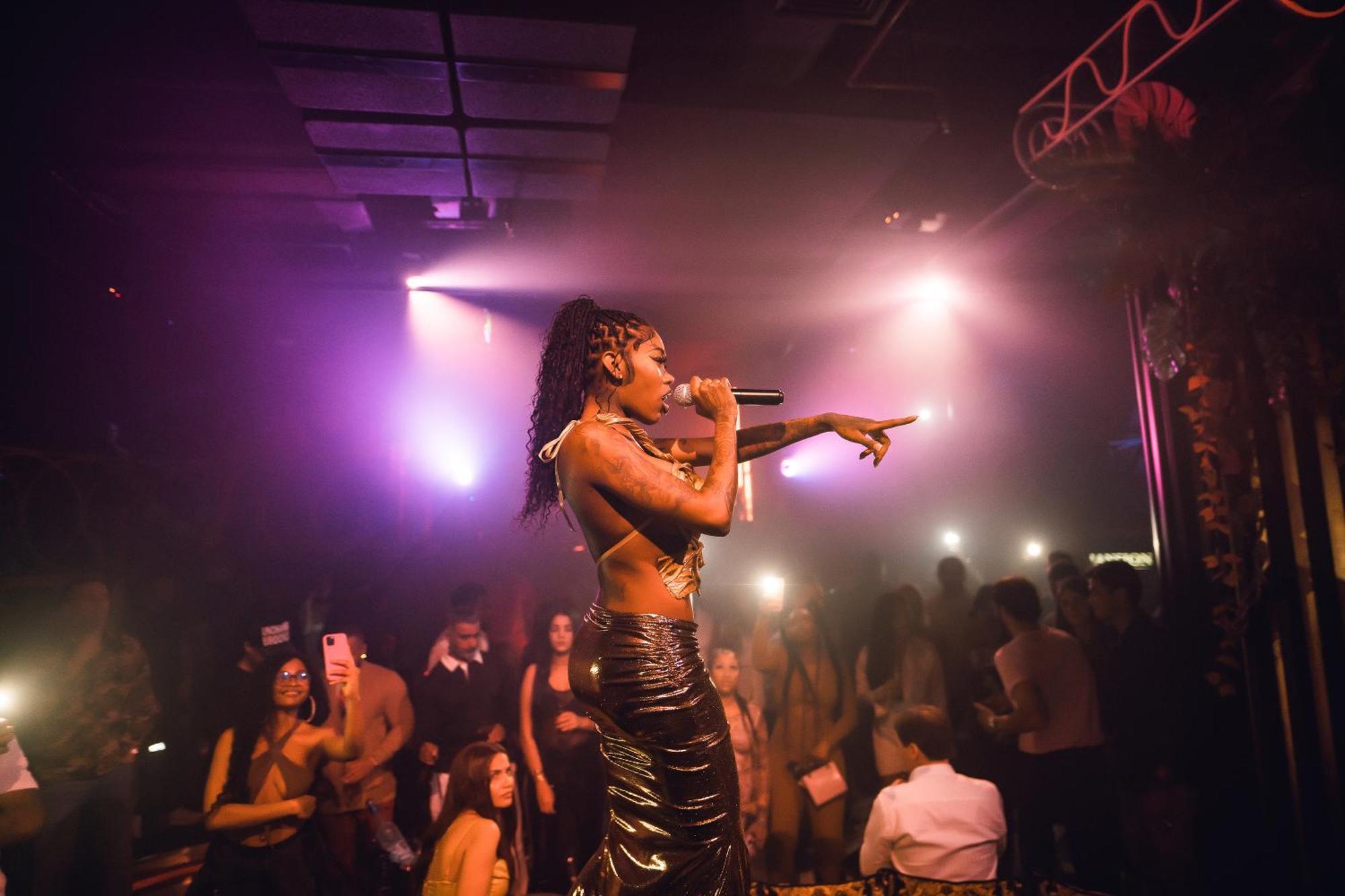 Five Jumeirah Village Dubái Exterior foto A performer at the nightclub