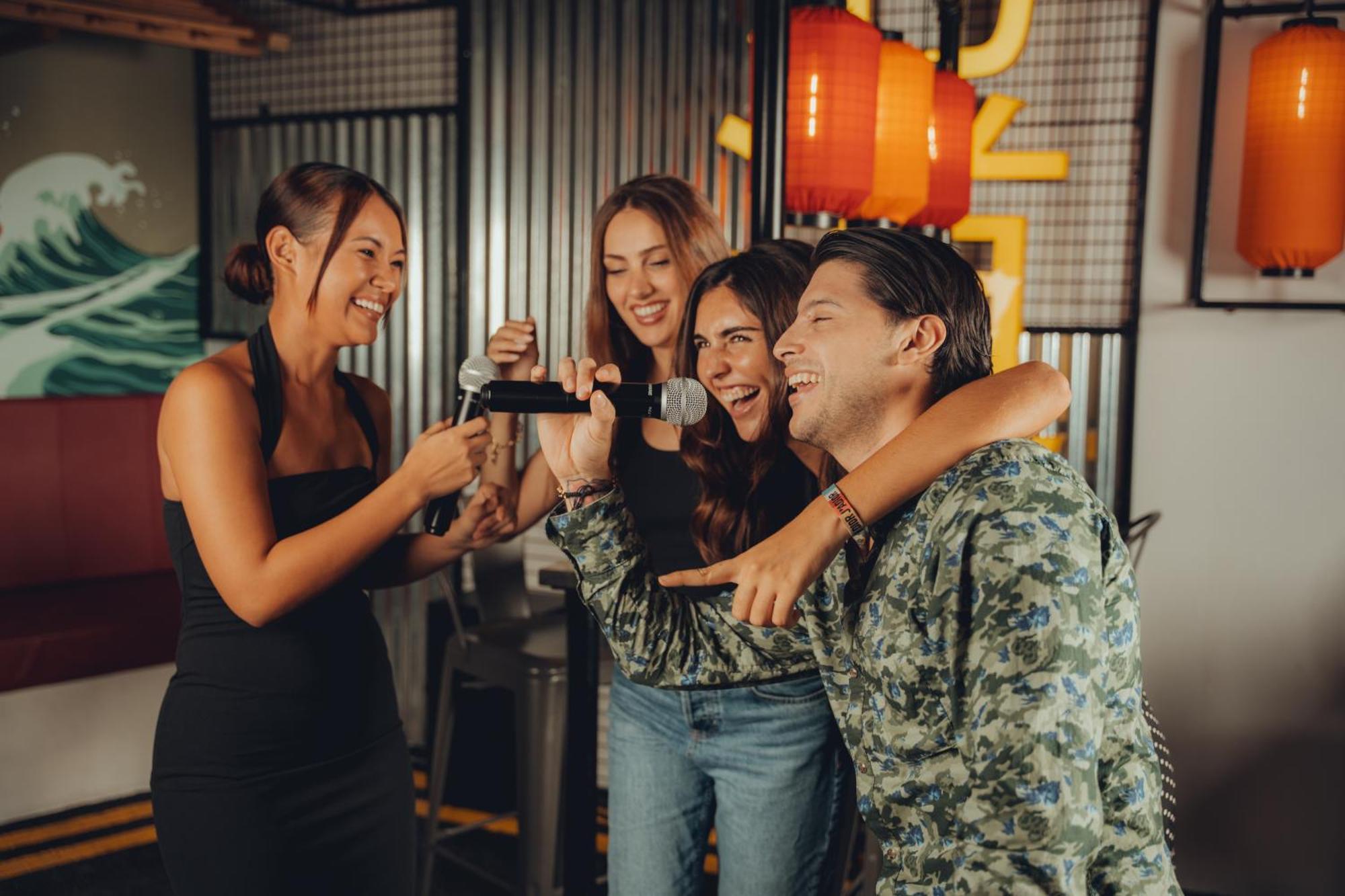 Five Jumeirah Village Dubái Exterior foto Friends having fun at a party