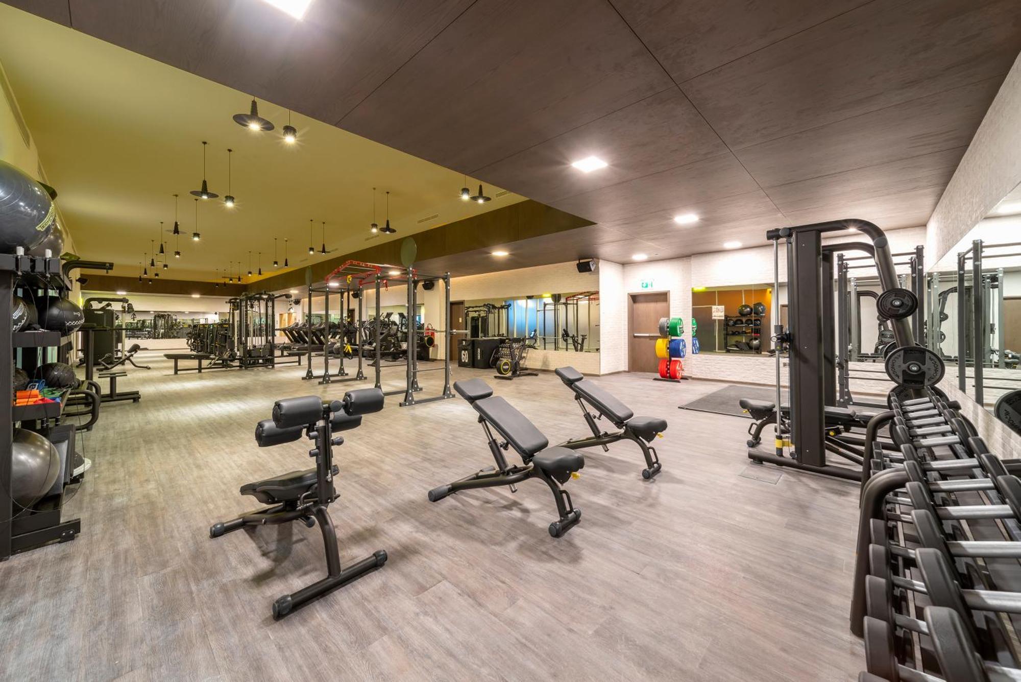Five Jumeirah Village Dubái Exterior foto The gym at the hotel