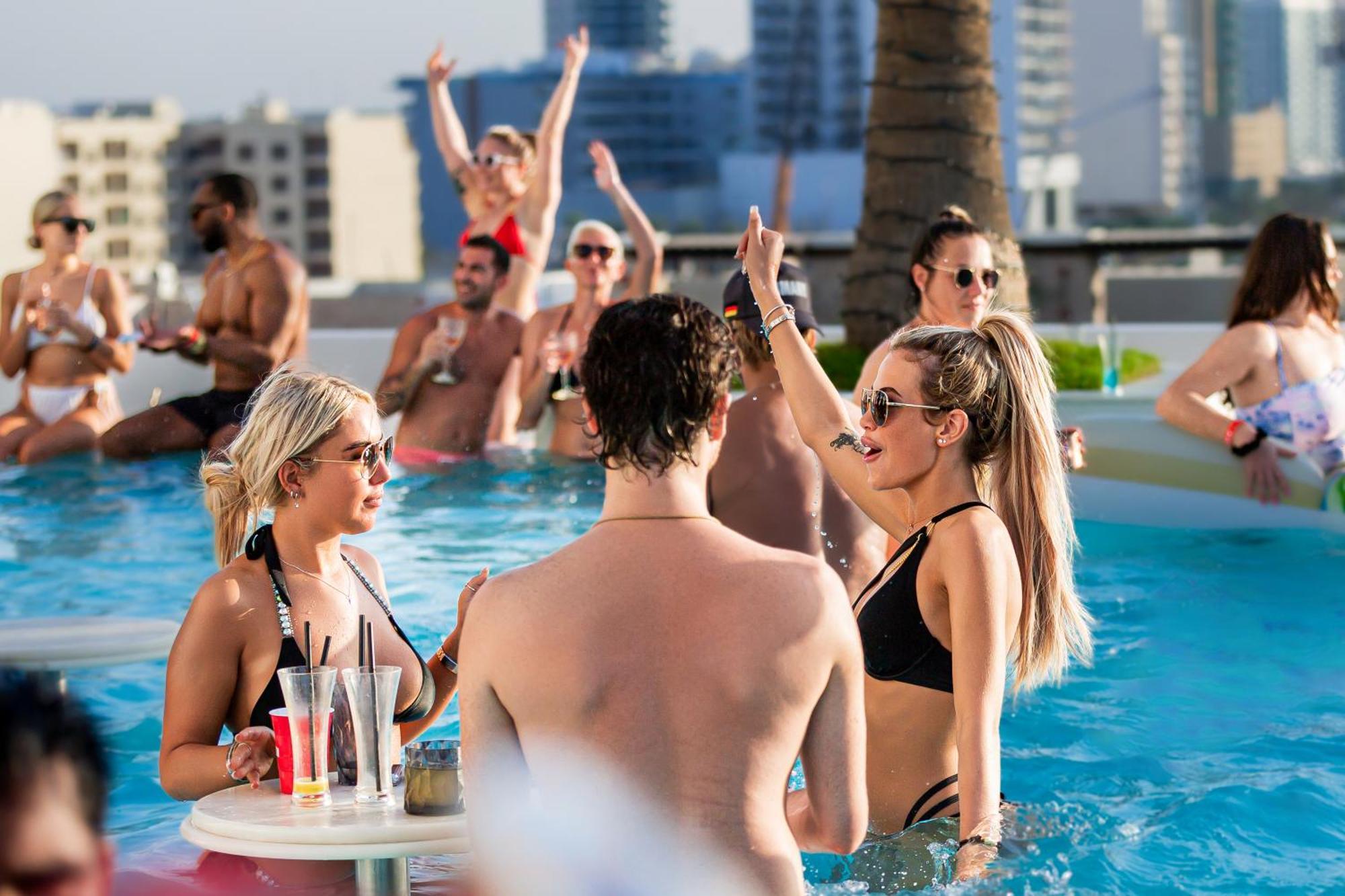 Five Jumeirah Village Dubái Exterior foto The pool at the Hilton Dubai The Palm